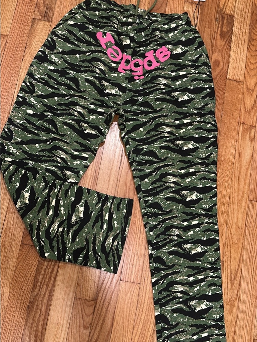NWT Sp5der Green Tiger-Stripe Camo Joggers with Pink Logo Accent